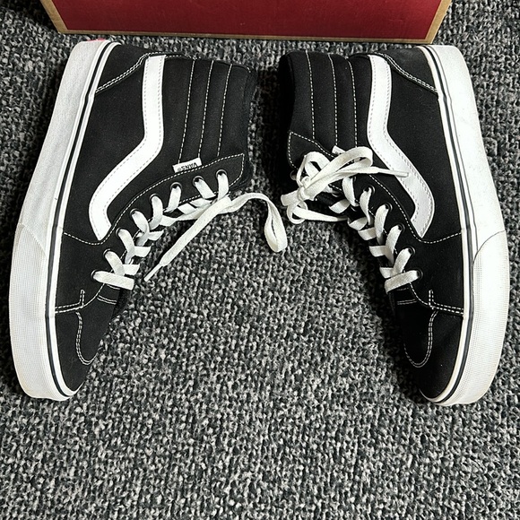 I am selling a pair of Vans shoes. - Picture 3 of 7